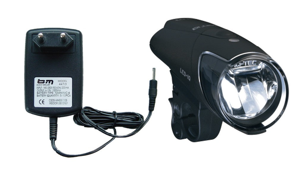 Luz LED b&amp;m Ixon IQ Premium a batería, 80 Lux, con soporte para manillar